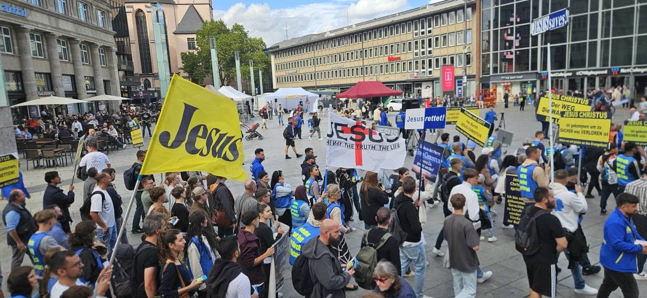Große Menschenmenge mit Jesus-Fahnen und Bannern in Kölner Innenstadt